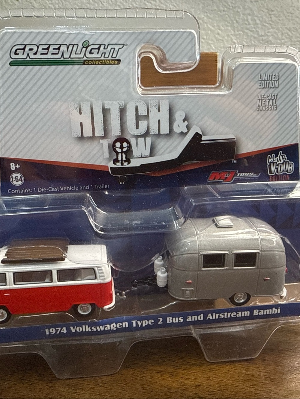 1/64 GREENLIGHT HITCH & TOW 1974 VOLKSWAGEN TYPE 2 BUS RED & AIRSTREAM BAMBI
